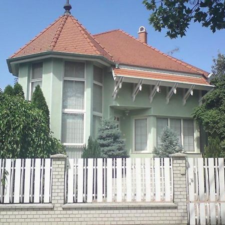 Отель Center Apartmanhaz Хайдусобосло Экстерьер фото