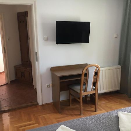 Отель Center Apartmanhaz Хайдусобосло Экстерьер фото