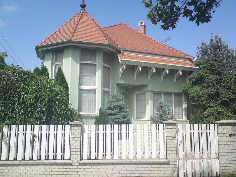 Отель Center Apartmanhaz Хайдусобосло Экстерьер фото