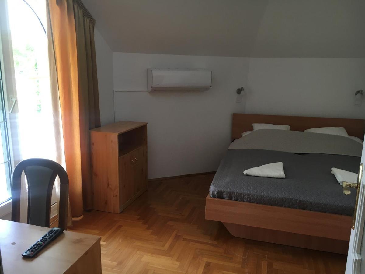 Отель Center Apartmanhaz Хайдусобосло Экстерьер фото